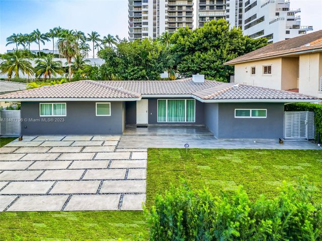 1030 N Venetian Dr, Miami, FL 33139