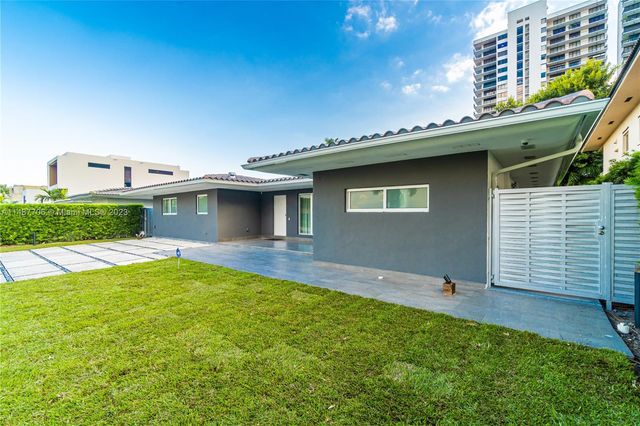 1030 N Venetian Dr, Miami, FL 33139