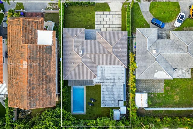 1030 N Venetian Dr, Miami, FL 33139