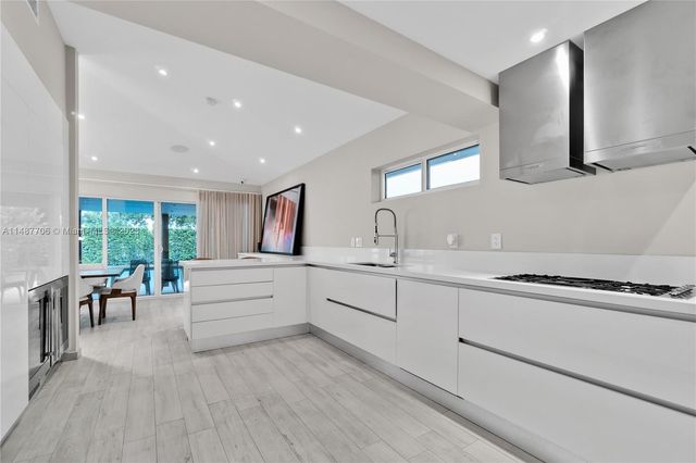 1030 N Venetian Dr, Miami, FL 33139