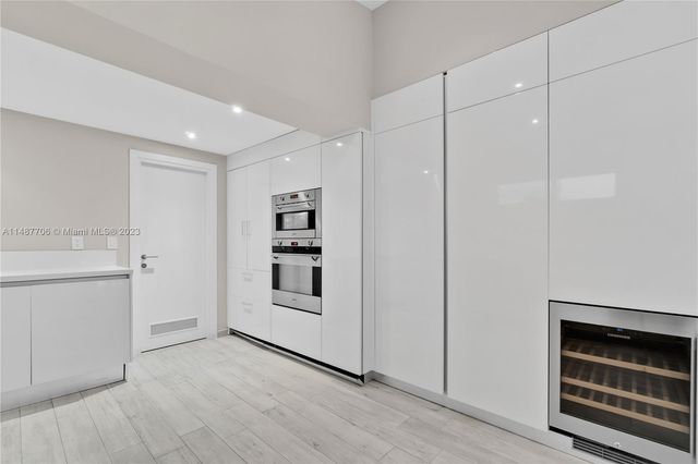 1030 N Venetian Dr, Miami, FL 33139