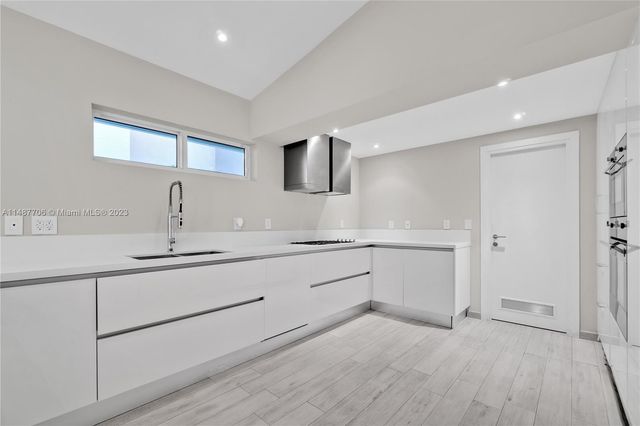 1030 N Venetian Dr, Miami, FL 33139