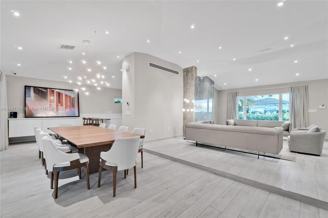 1030 N Venetian Dr, Miami, FL 33139