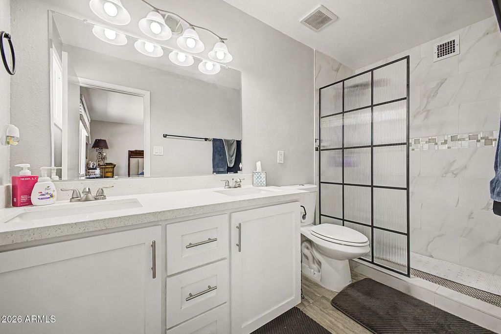 Image 15 of property listing at 5919 S JENTILLY Lane, Tempe, AZ 85283