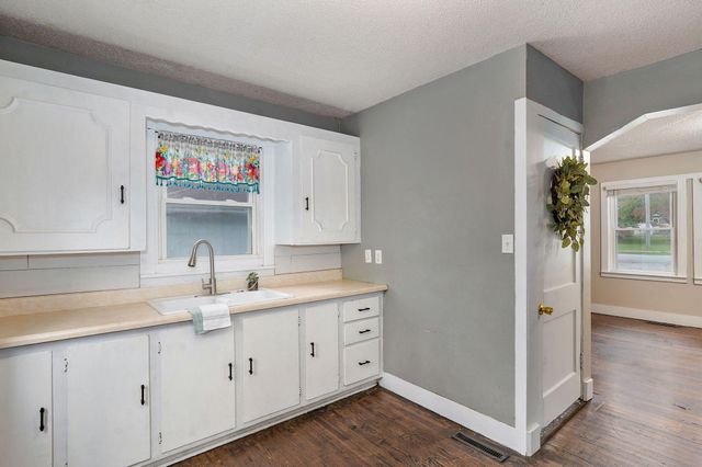 2258 N Roosevelt Avenue, Springfield, MO 65803