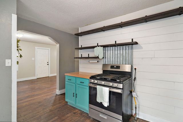 2258 N Roosevelt Avenue, Springfield, MO 65803