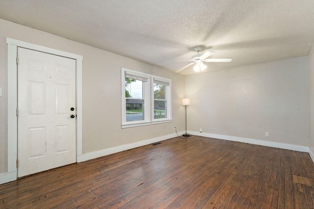 2258 N Roosevelt Avenue, Springfield, MO 65803