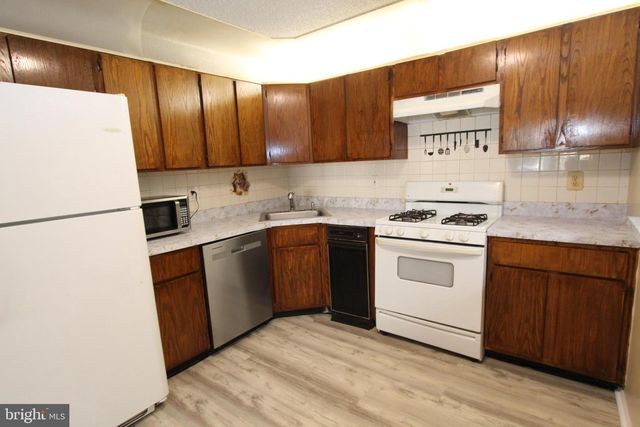 8 JOYNER CT, Trenton, NJ 08648