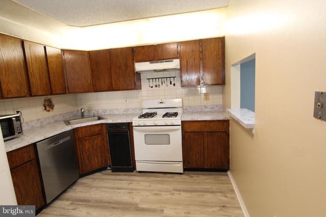8 JOYNER CT, Trenton, NJ 08648