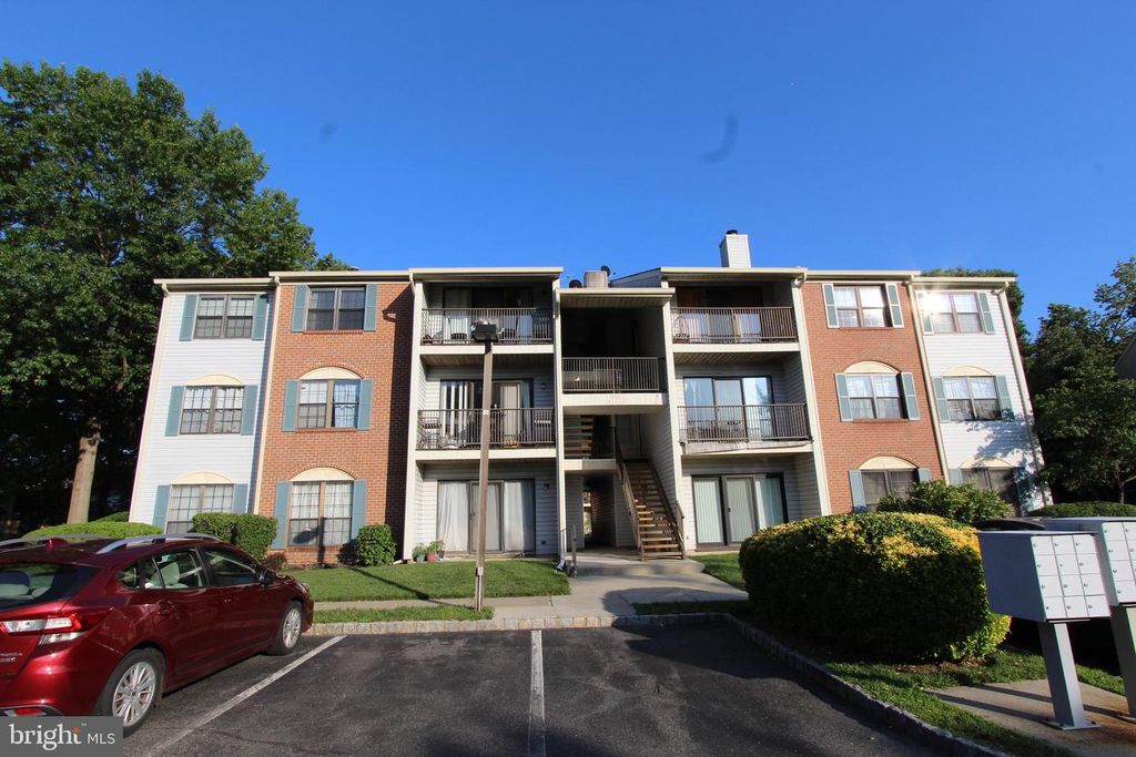 8 JOYNER CT, Trenton, NJ 08648