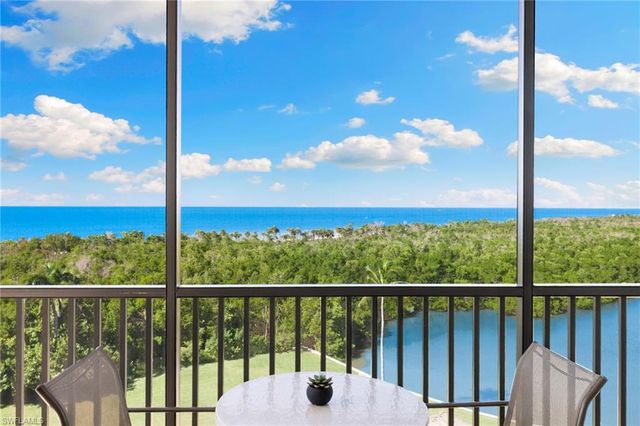 11 Bluebill AVE # 702, Naples, FL 34108