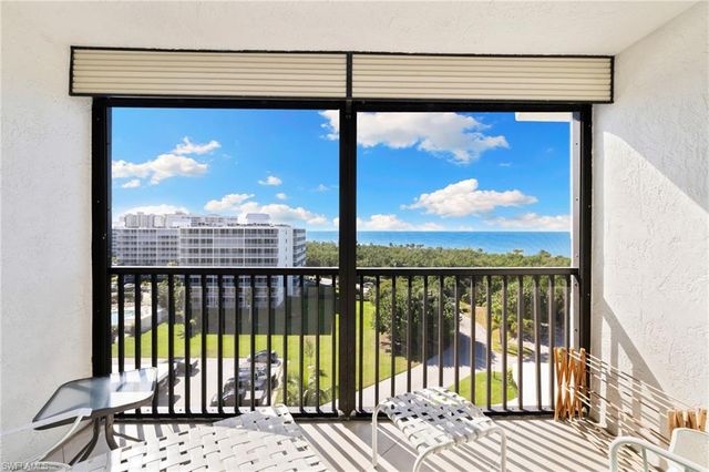 11 Bluebill AVE # 702, Naples, FL 34108