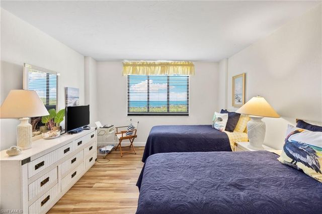 11 Bluebill AVE # 702, Naples, FL 34108