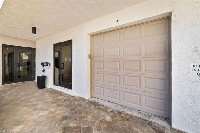 11 Bluebill AVE # 702, Naples, FL 34108