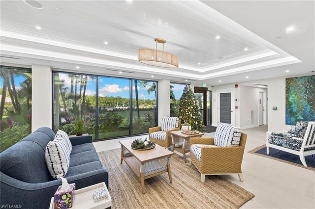 11 Bluebill AVE # 702, Naples, FL 34108