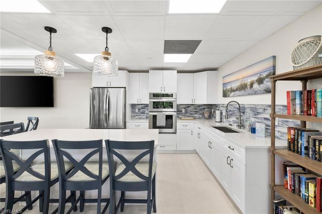 11 Bluebill AVE # 702, Naples, FL 34108