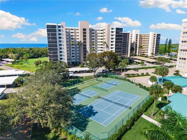 11 Bluebill AVE # 702, Naples, FL 34108