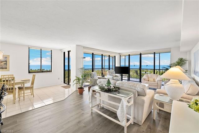 11 Bluebill AVE # 702, Naples, FL 34108