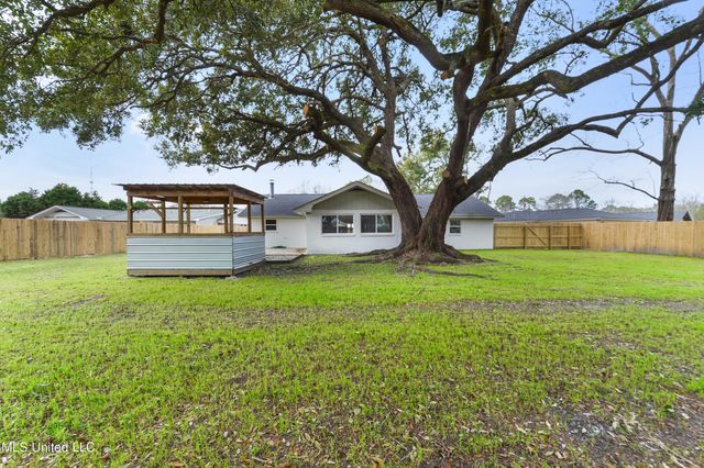 402 Hunter Drive, Ocean Springs, MS 39564