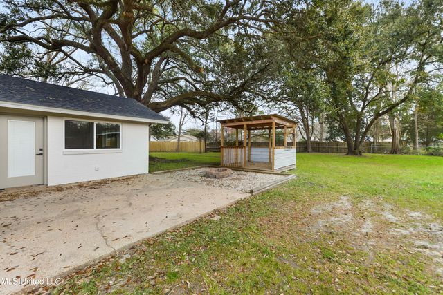 402 Hunter Drive, Ocean Springs, MS 39564