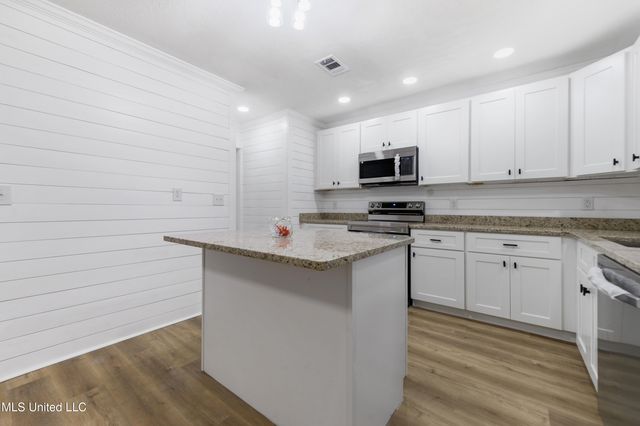 402 Hunter Drive, Ocean Springs, MS 39564