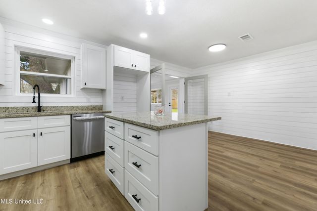 402 Hunter Drive, Ocean Springs, MS 39564