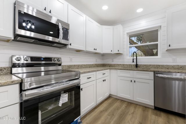 402 Hunter Drive, Ocean Springs, MS 39564