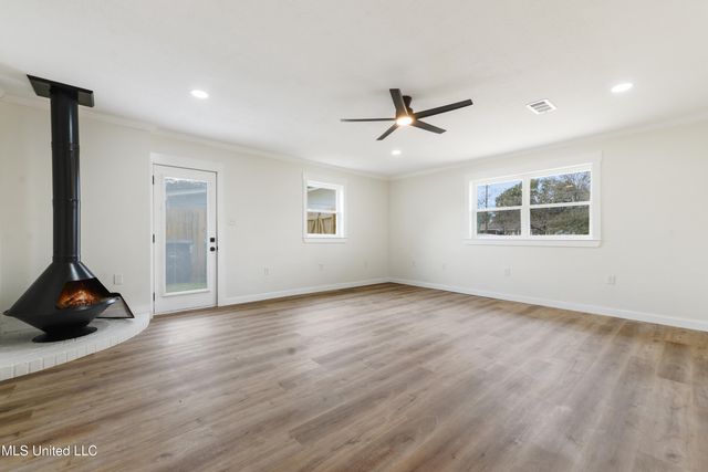 402 Hunter Drive, Ocean Springs, MS 39564