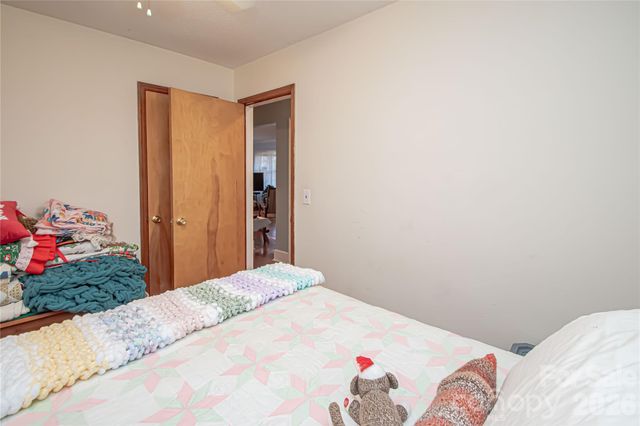 7218 Lakeside Drive N, Charlotte, NC 28212