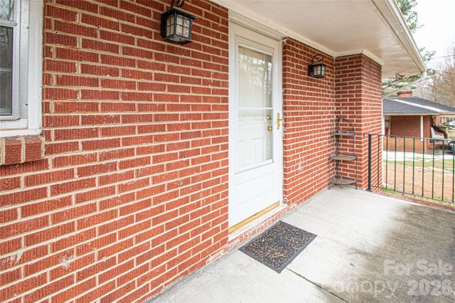 7218 Lakeside Drive N, Charlotte, NC 28212