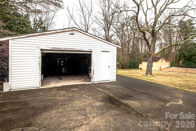 7218 Lakeside Drive N, Charlotte, NC 28212