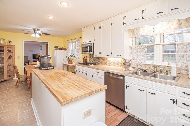 7218 Lakeside Drive N, Charlotte, NC 28212