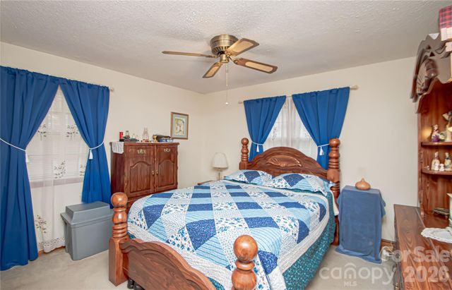 7218 Lakeside Drive N, Charlotte, NC 28212