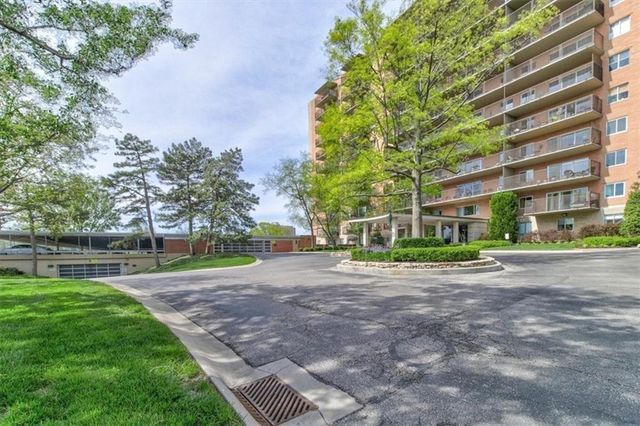 4550 Warwick Boulevard 210-211, Kansas City, MO 64111