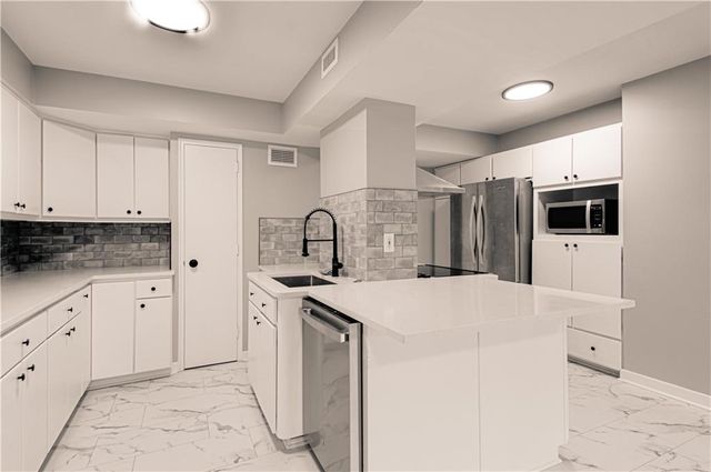 4550 Warwick Boulevard 210-211, Kansas City, MO 64111