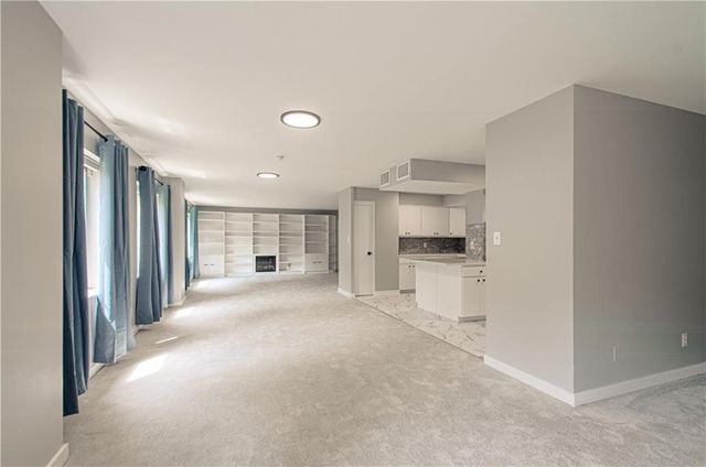 4550 Warwick Boulevard 210-211, Kansas City, MO 64111