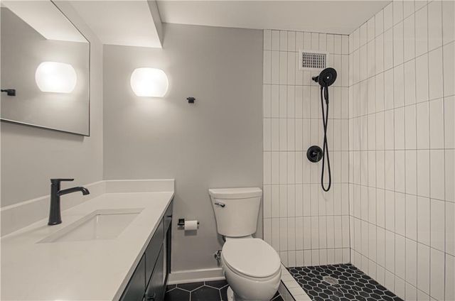 4550 Warwick Boulevard 210-211, Kansas City, MO 64111