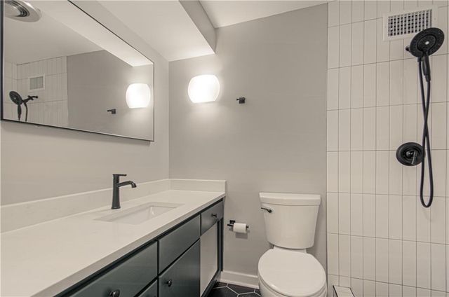 4550 Warwick Boulevard 210-211, Kansas City, MO 64111