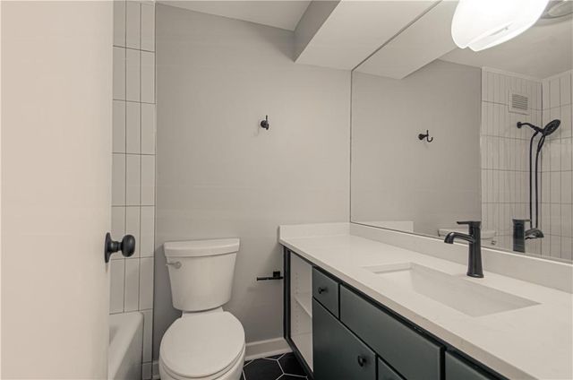 4550 Warwick Boulevard 210-211, Kansas City, MO 64111