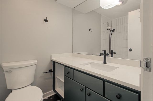 4550 Warwick Boulevard 210-211, Kansas City, MO 64111