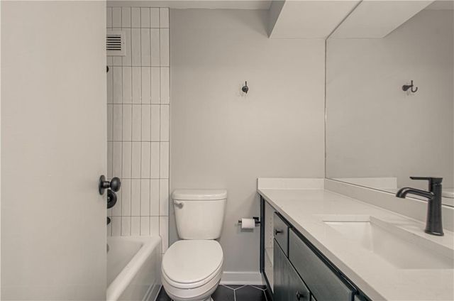 4550 Warwick Boulevard 210-211, Kansas City, MO 64111