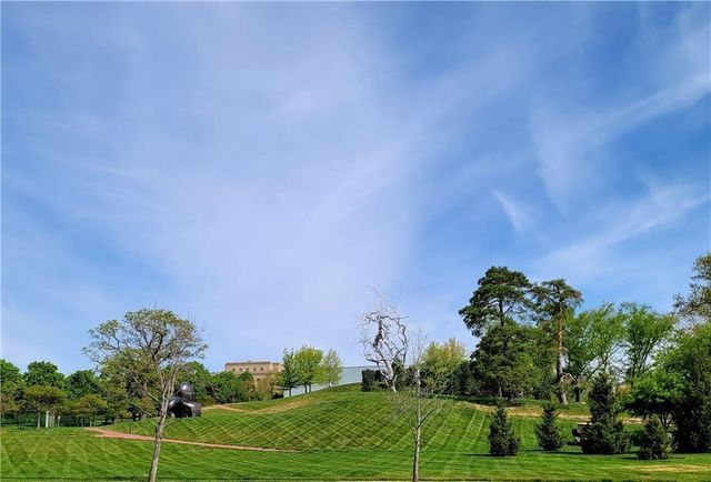 4550 Warwick Boulevard 210-211, Kansas City, MO 64111