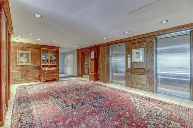 4550 Warwick Boulevard 210-211, Kansas City, MO 64111