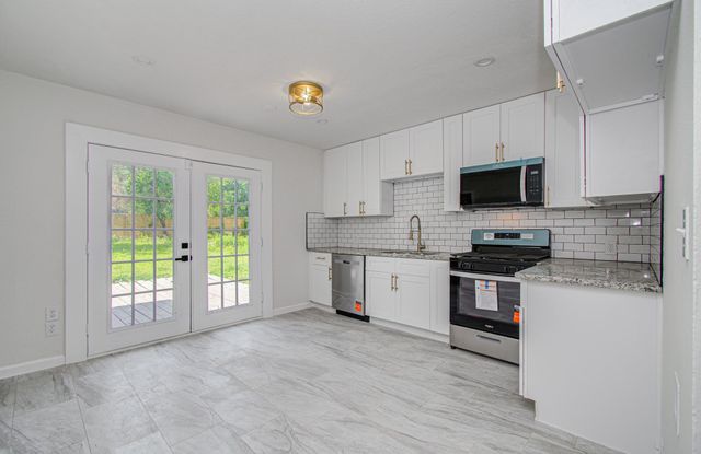 1100 Cowan Avenue, Conroe, TX 77301