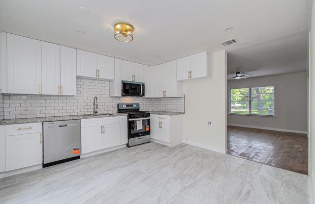 1100 Cowan Avenue, Conroe, TX 77301