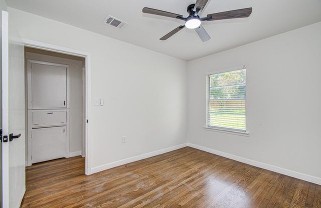 1100 Cowan Avenue, Conroe, TX 77301