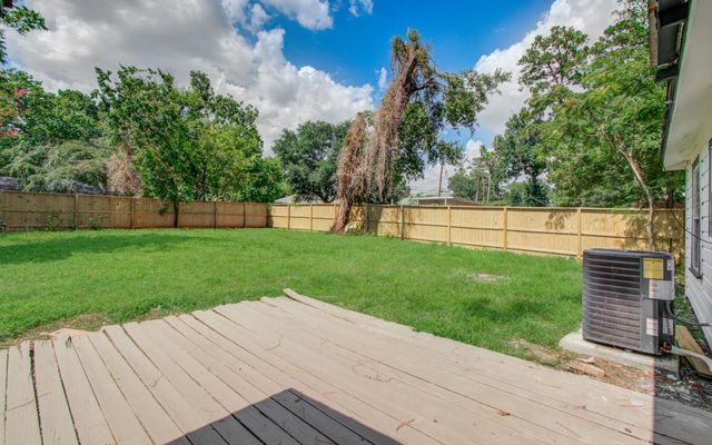 1100 Cowan Avenue, Conroe, TX 77301