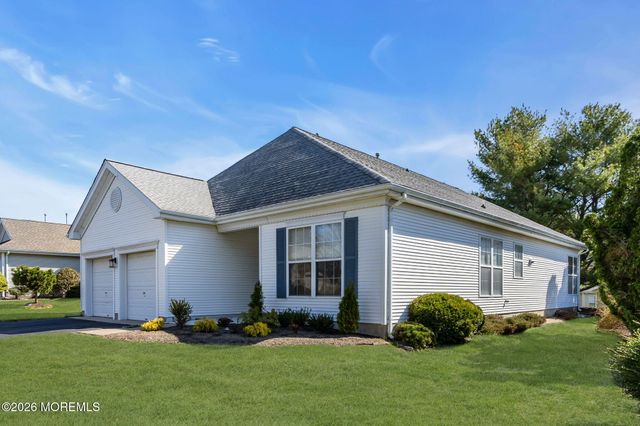 1 Gardenways Court, Lakewood, NJ 08701