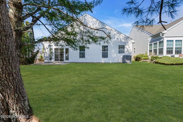 1 Gardenways Court, Lakewood, NJ 08701