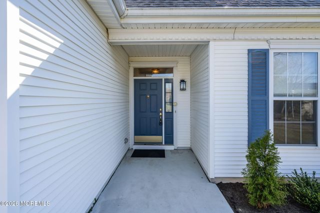 1 Gardenways Court, Lakewood, NJ 08701